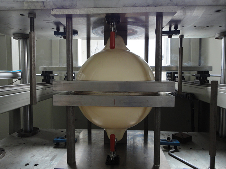 海洋浮球焊接過(guò)程4.jpg 海洋浮球焊接過(guò)程4.jpg